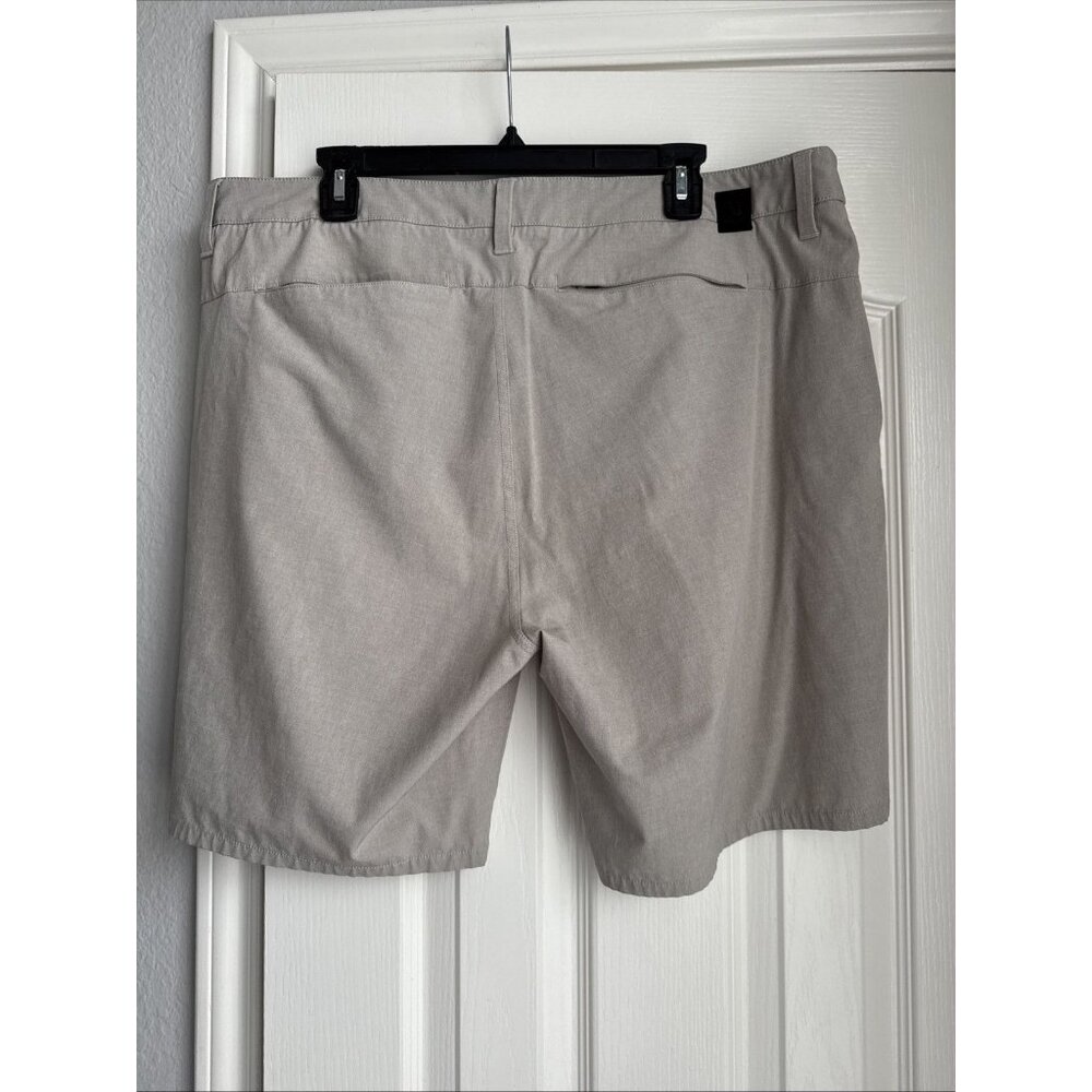 Vuori Aim Men's Chino Performance Shorts Tan Sz 38 8" Inseam Style V368 Beige - Picture 4 of 6